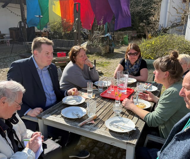 Begegnung am Küchentisch: Niklas Nüssle und Theresa Schopper besuchen die Familienküche International und das Familienzentrum Rheinfelden